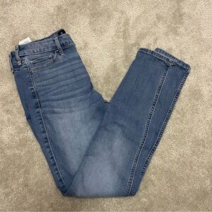 Hollister Women’s Mid-Rise Super Skinny - Size 5 S